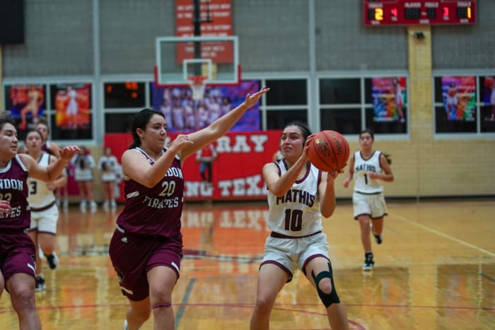 mathis-london-girls-basketball-playoffs00083